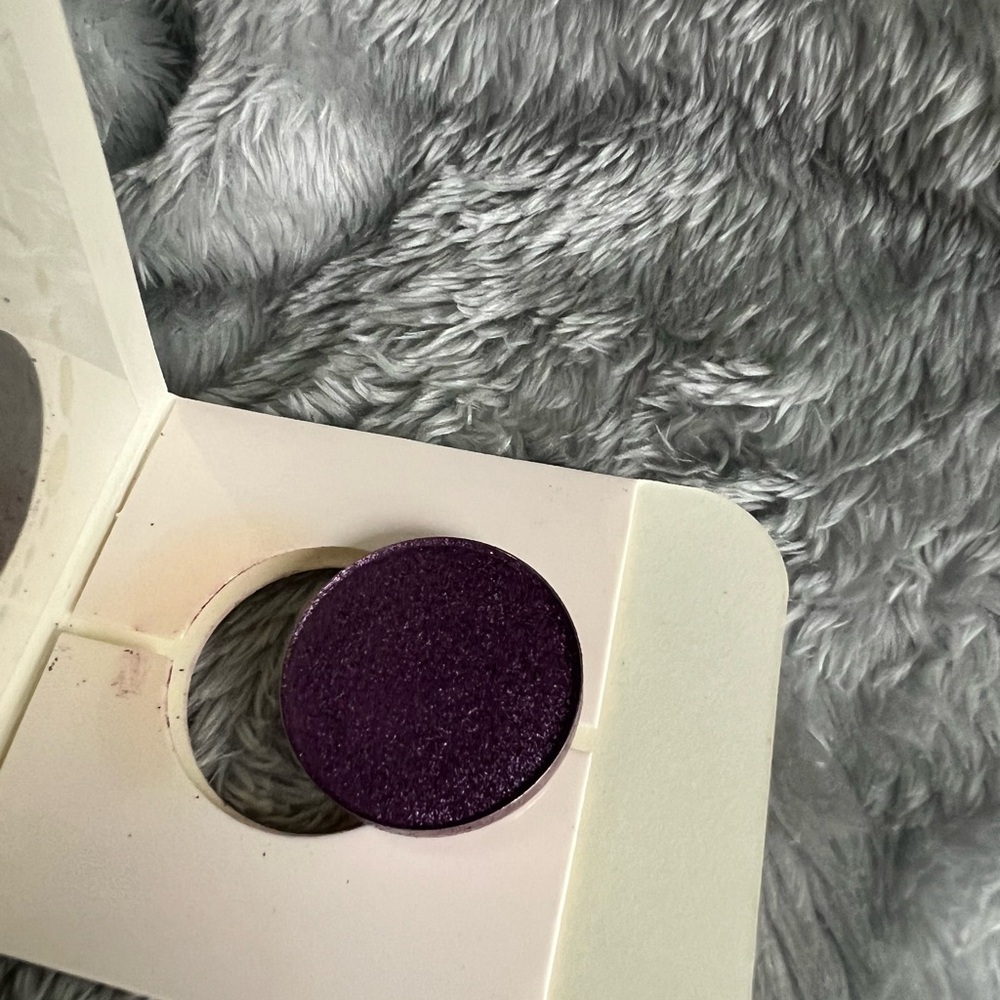 Sydney Grace eyeshadow Plum power